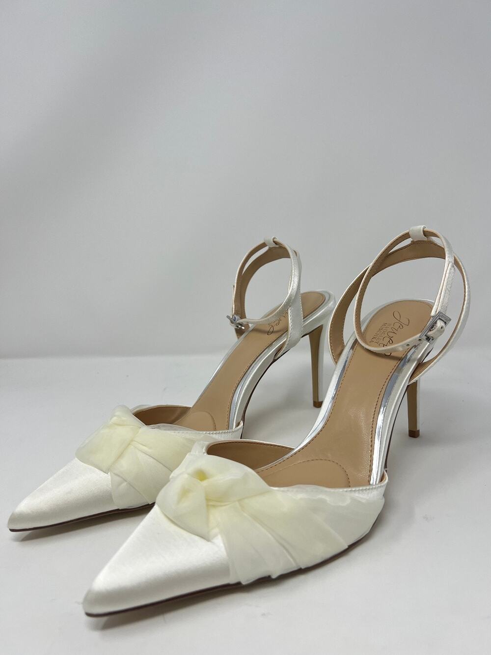 Jewel Badgley Mischka Women's 9.5M Ivory Satin Bow Heels